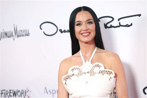 Katy Perry Bares Toned Physique in White Bikini。